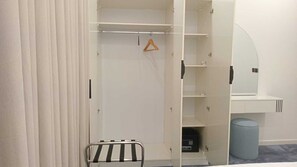 Mörkläggningsgardiner, strykjärn/strykbräda och gratis wi-fi