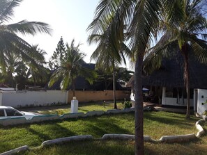 Property grounds - Artistic Dreamscape 4br Villa Diani Beach, 5 minutes walk to the white beach (Kwale County)