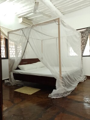 Iron/ironing board, WiFi, bed sheets - Artistic Dreamscape 4br Villa Diani Beach, 5 minutes walk to the white beach (Kwale County)