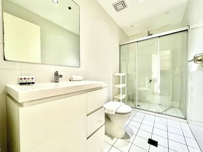 Shower, hair dryer, towels, soap - Breathtaking City & Sky Views (Burwood)