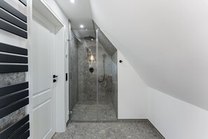 Douche, sèche-cheveux, serviettes fournies, savon