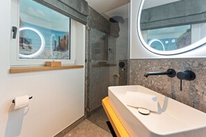 Shower, hair dryer, towels, soap - Dependance Windrose 165 - Dependances Windrose (Wenningstedt-Braderup (Sylt))