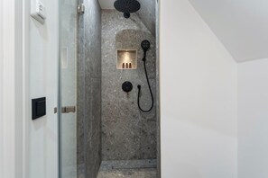 Dusche, Haartrockner, Handtücher, Seife