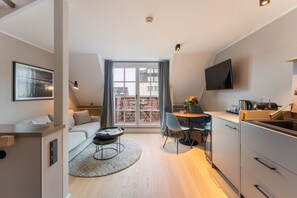 Unclassified image, 2 of 14, button