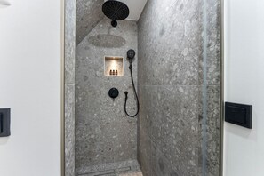 Dusche, Haartrockner, Handtücher, Seife