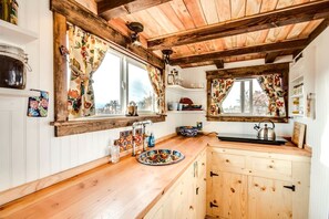 Kühlschrank, Wasserkocher, Kochgeschirr/Geschirr/Besteck, Esstisch