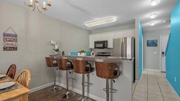 Køleskab, mikrobølgeovn, ovn, kogeplade