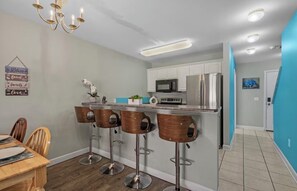 Køleskab, mikrobølgeovn, ovn, kogeplade