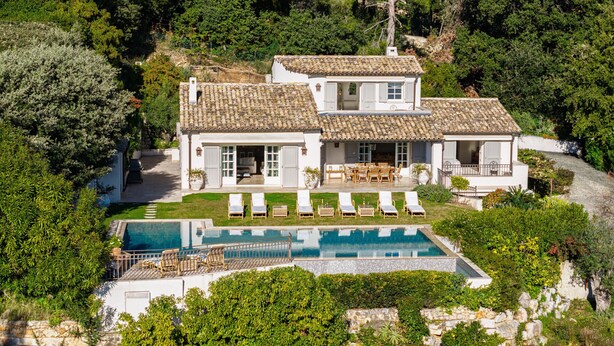 A two-story house with a swimming pool, surrounded by lush greenery. - Mas Bellevue – Heated Pool & Exceptional Sea View (Saint Paul de Vence)