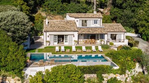 A two-story house with a swimming pool, surrounded by lush greenery. - Mas Bellevue – Heated Pool & Exceptional Sea View (Saint Paul de Vence)