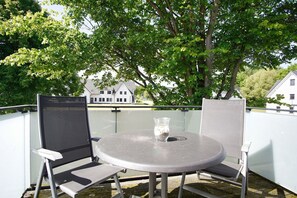 Outdoor dining - Beachfront apartment with balcony, use of swimming pool and sauna - Rex Rugia H-1010 - (Mönchgut)