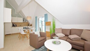 Eine moderne Lofts-Wohnung mit Küche, Essbereich und Wohnraum.