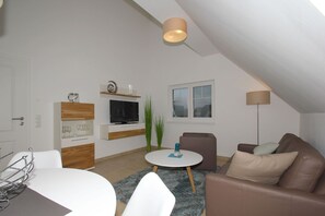 TV - Beachfront apartment with balcony, use of swimming pool and sauna - Rex Rugia H-1010 - (Mönchgut)
