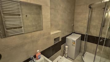 Classic-Apartment | Badezimmer | Haartrockner, Handtücher, Seife, Toilettenpapier