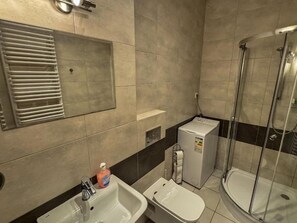 Căn hộ phong cách cổ điển | Phòng tắm | Máy sấy tóc, khăn tắm, xà phòng, giấy vệ sinh 