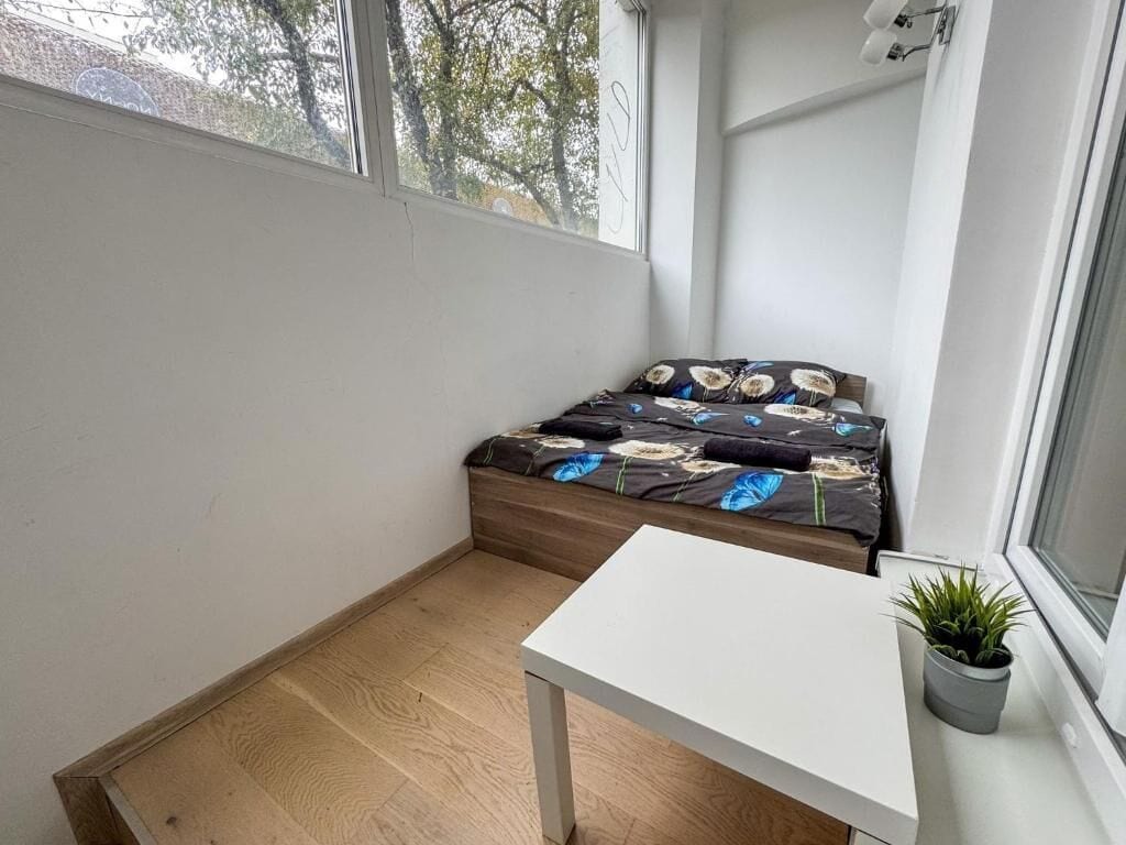 Escritorio y espacio para trabajar con laptop 