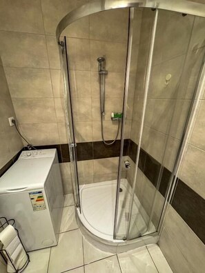 Căn hộ phong cách cổ điển | Phòng tắm | Máy sấy tóc, khăn tắm, xà phòng, giấy vệ sinh 