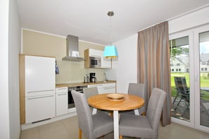 Wasserkocher mit Kaffee-/Teezubehör, Kühlschrank, Mikrowelle, Ofen