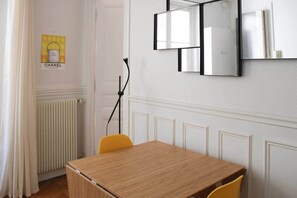 Dining - For students and professionals-1 month min (Paris)