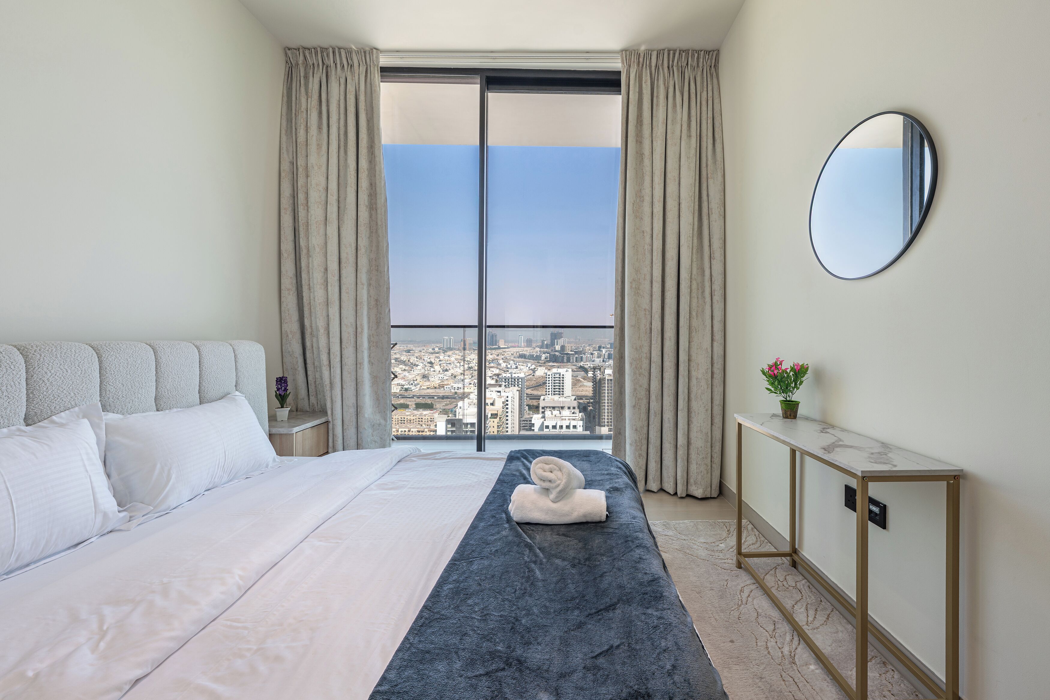 Tabla de planchar con plancha, internet y ropa de cama 