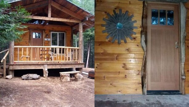 Une cabane en bois dotée d’un porche, d’une porte avec des panneaux de verre et d’un élément décoratif mural.
