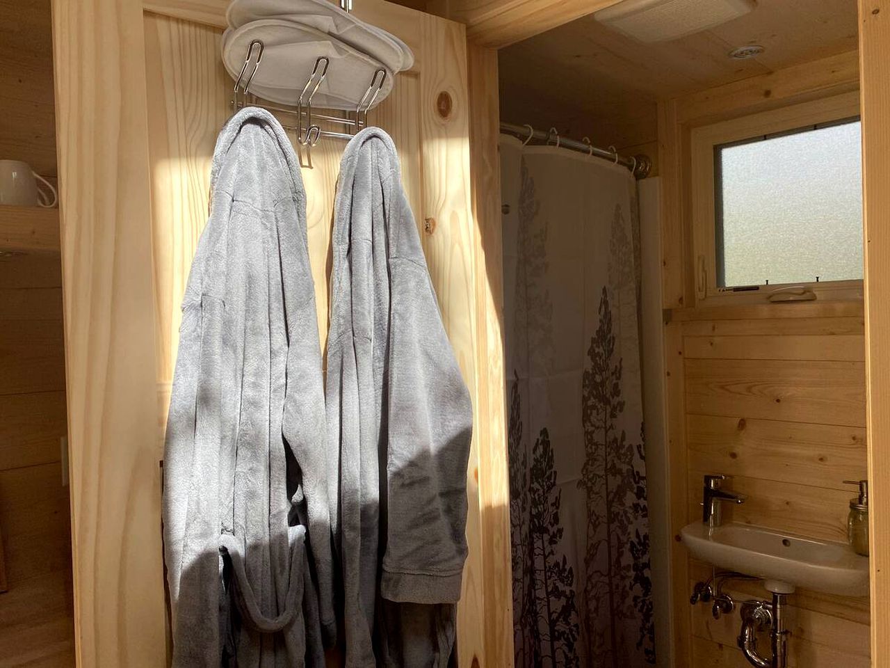 Sèche-cheveux, serviettes fournies, papier toilette