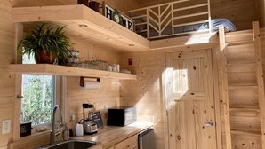 Cafetera o tetera, frigorífico, microondas y placa de cocina