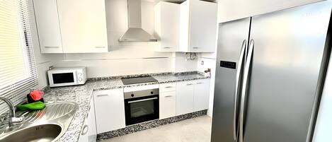 Een koelkast, een magnetron, een oven, een kookplaat