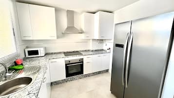 Køleskab, mikrobølgeovn, ovn, kogeplade