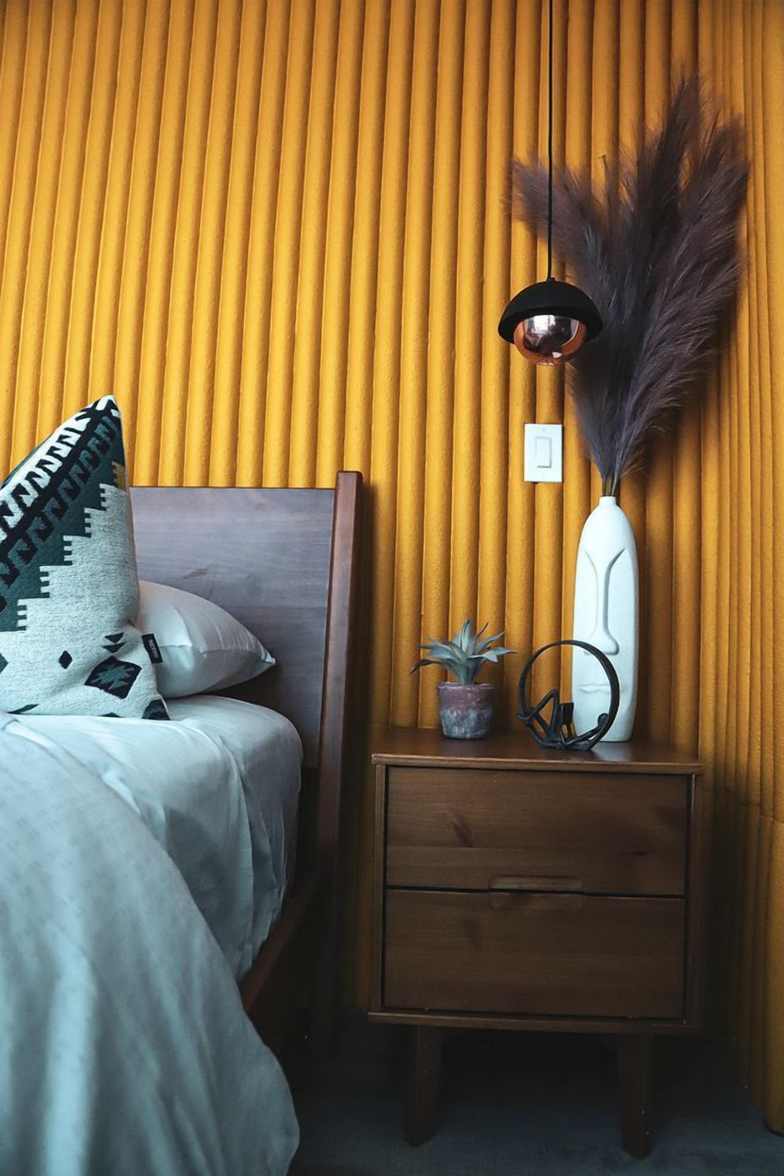1 bedroom, desk, bed sheets