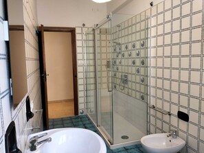 Shower, hair dryer, bidet, towels - Aronta Apartment (Pisa)