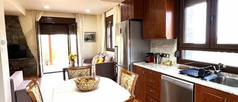 Villa, 4 Bedrooms, Terrace, Mountain View | Dining room