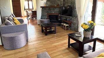 Villa, 4 Bedrooms, Terrace, Mountain View | Living room
