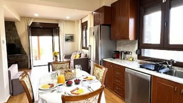 Villa, 4 Bedrooms, Terrace, Mountain View | Dining room