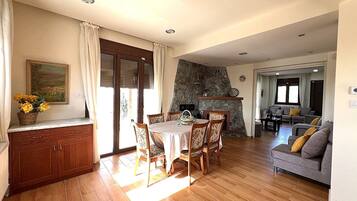 Villa, 4 Bedrooms, Terrace, Mountain View | Dining room