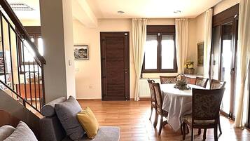 Villa, 4 Bedrooms, Terrace, Mountain View | Dining room