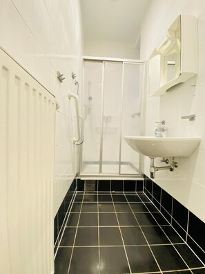 Căn hộ cơ bản | Phòng tắm | Buồng tắm vòi sen, đồ dùng nhà tắm miễn phí, máy sấy tóc, khăn tắm 