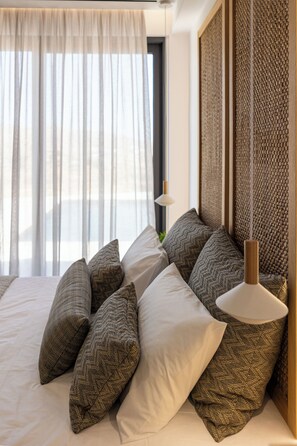 Caixa forta a l'habitació i cortines opaques 