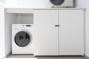 Caixa forta a l'habitació i cortines opaques 