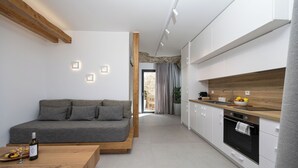 Eine moderne Küche mit weißen Schränken, einer Holz Arbeitsplatte und einem eingebauten Backofen.