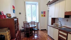 Coffee/tea maker, fridge, microwave, stovetop - Comfortable rooms in the heart of Vomero, just a few meters from the subway. (Napoli)