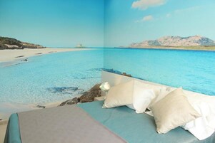 Escritorio, cortinas blackout, sistema de insonorización y wifi gratis 