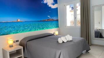 Skrivebord, blendingsgardiner, lydisolert og wi-fi (inkludert)