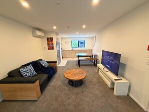 TV - Serene 2BR Retreat at the heart of Christchurch Central City (Christchurch)
