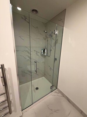 Hårtørrer, håndklæder