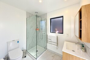 Hair dryer, towels - Comfortable 2BR Home Steps from Te Kaha Stadium (Christchurch)