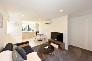 TV - Comfortable 2BR Home Steps from Te Kaha Stadium (Christchurch)