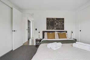1 bedroom, iron/ironing board, WiFi, bed sheets - Luxe Queenstown Retreat (Queenstown)