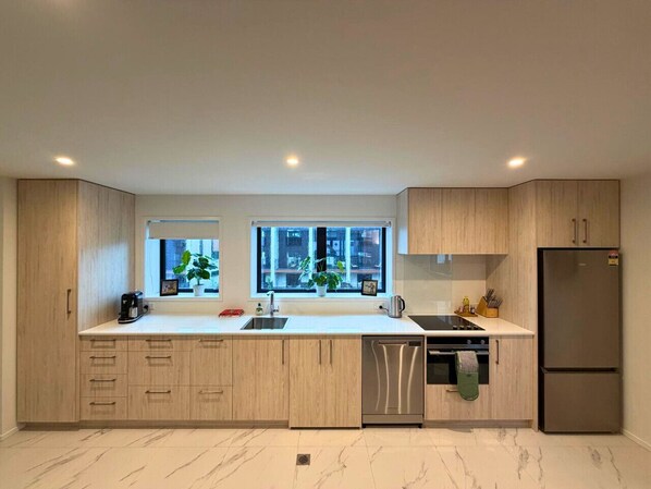 Private kitchen - Spacious 3BR Townhouse - Majestic on Manchester St (Christchurch)