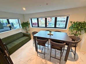 Dining - Spacious 3BR Townhouse - Majestic on Manchester St (Christchurch)